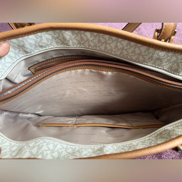 Michael Kors Jet Set Medium Leather Shoulder Bag - Picture 4 of 8